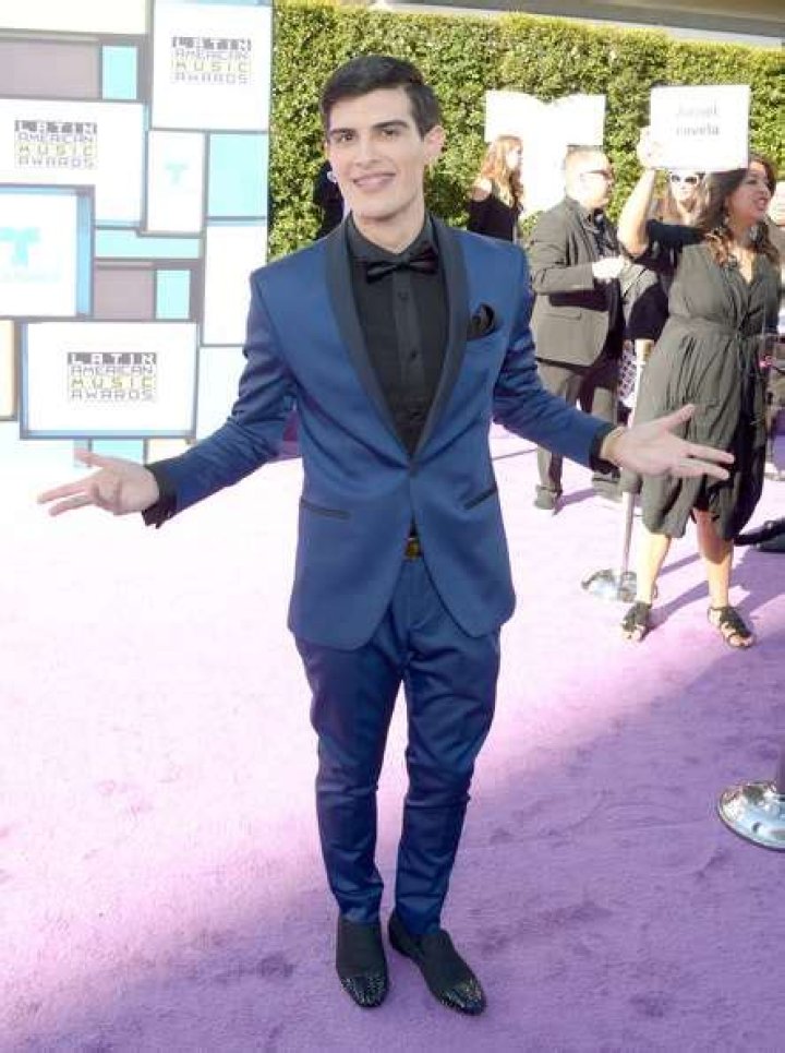 Adriel Favela Height, Weight, Net Worth, Age, Birthday, Wikipedia, Who, Nationality, Biography