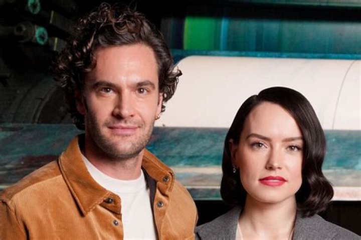 
All Truth Of Daisy Ridley’s Rumored Fiancée – Tom Bateman 