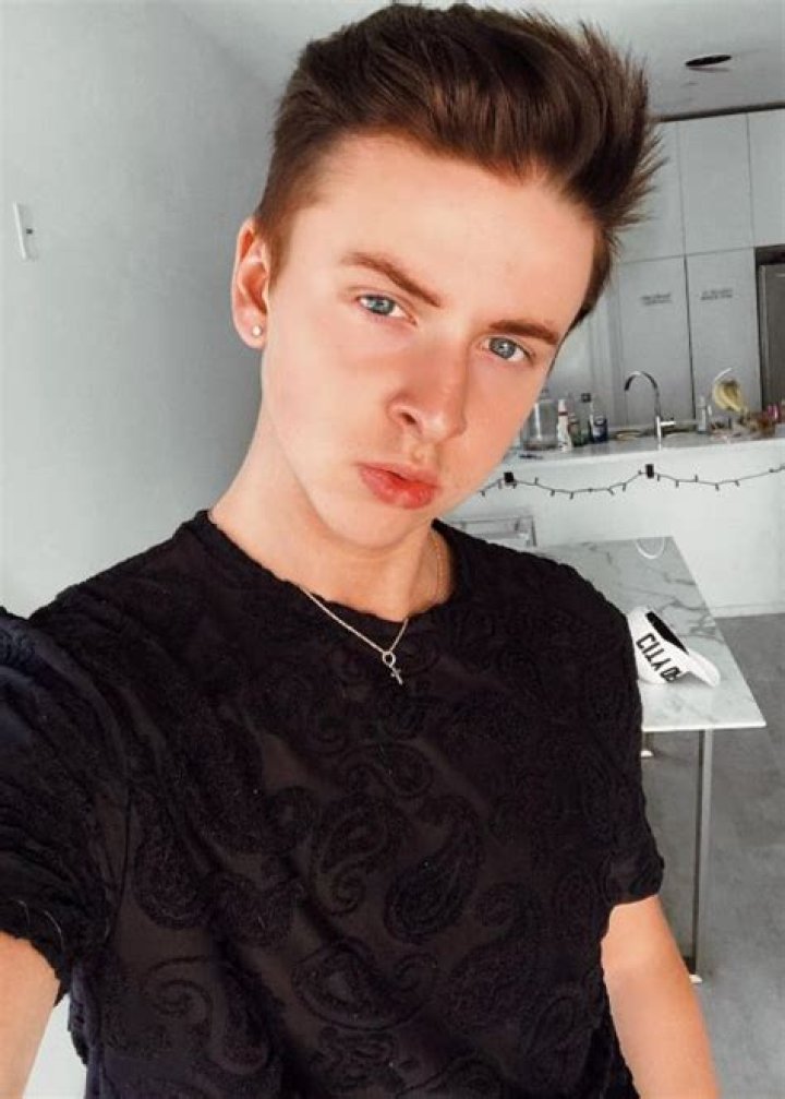 
Andrew Gregory Height, Weight, Net Worth, Age, Birthday, Wikipedia, Who, Nationality, Biography 