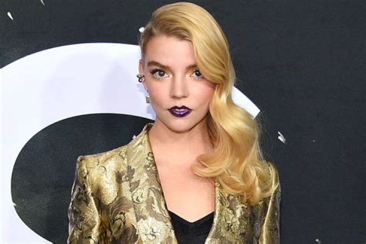 
Anya Taylor-Joy Recalls Being ‘Bullied for My Looks’ and Her Mom’s ‘Really Helpful’ Advice 