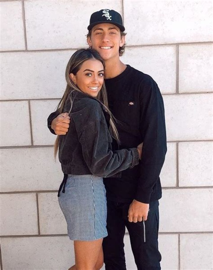 
Ashlund Jade Met Her Boyfriend Zac Dart While Hanging Out With Friends in 2019 