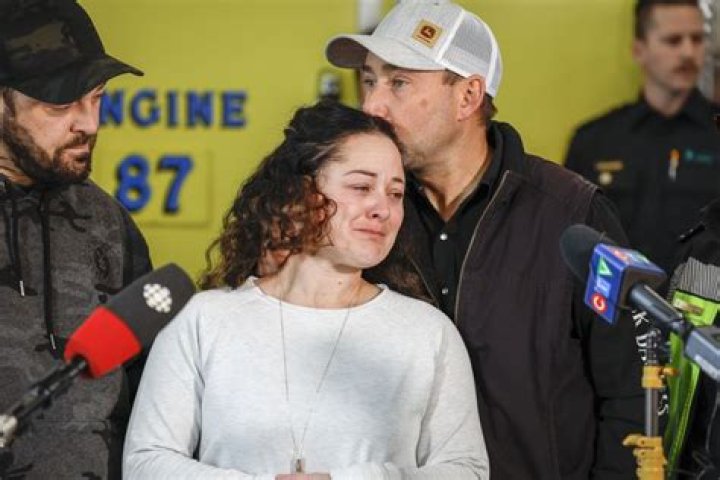 
Canadian Paramedic Treats Woman in Fatal Car Crash, Later Learns It Was Her 17-Year-Old Daughter 