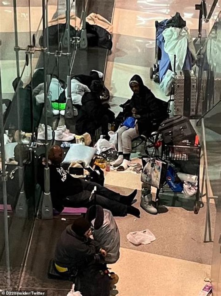 
Chicago’s O’Hare International Airport terminal fills with filthy homeless shelters, raising safety concerns 