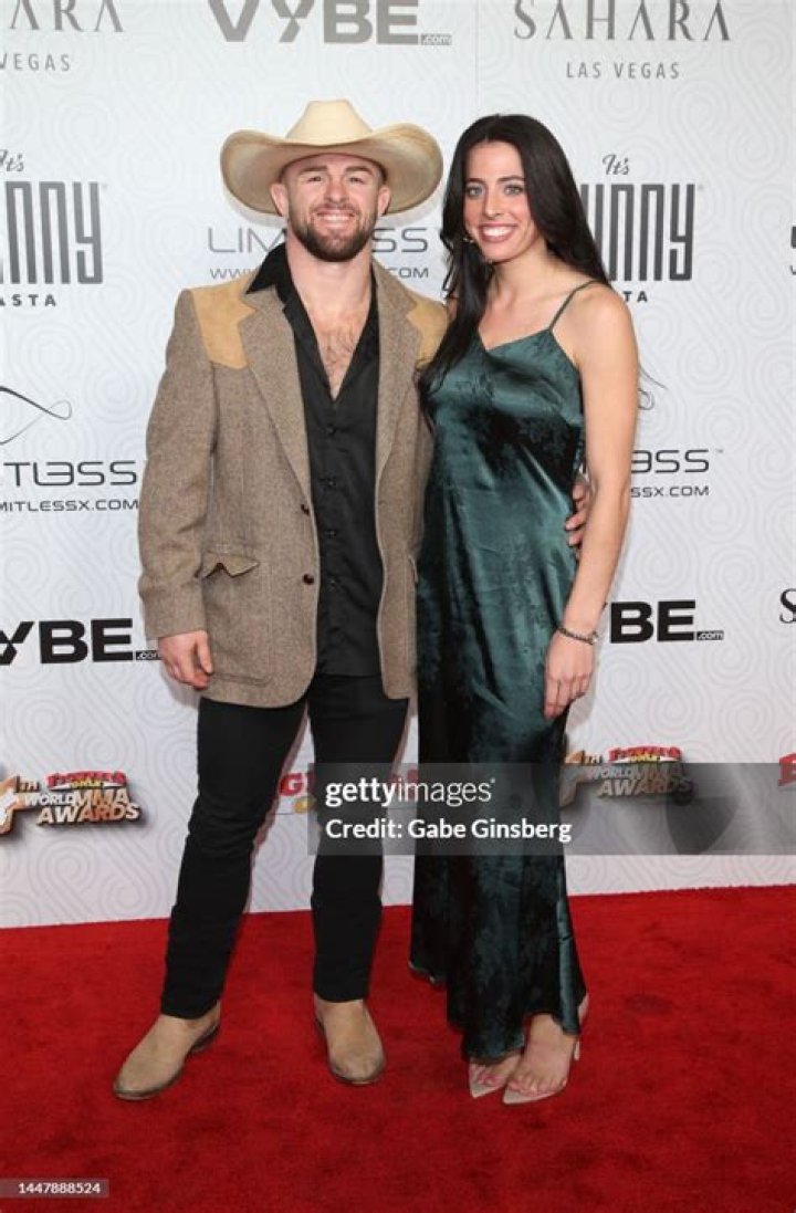 
Cody Stamann Wife Sydney Grae Is An Animal Lover 