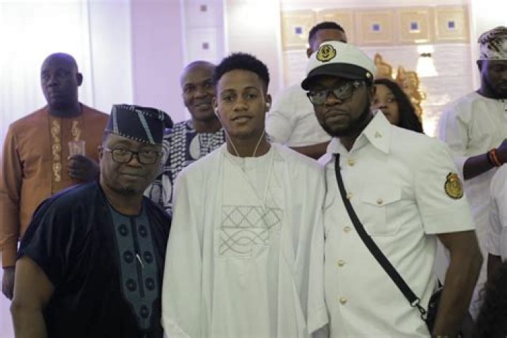 
Culture Enthusiast, Dotun Taylor Gives Late Fatai Rolling Dollar’s Family A Surprise 