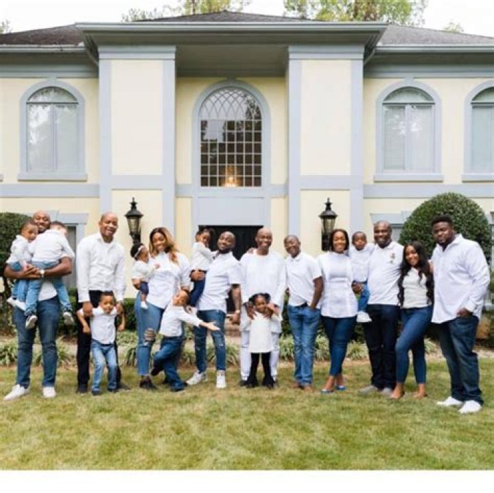 
“Davido and his siblings are a blessing to their parents.” Netizens are gushing about the Adelekes. 