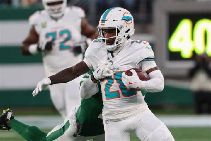 
De’Von Achane injury update: Miami Dolphins RB being examined for knee injury vs New York Giants 