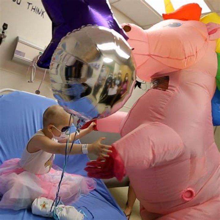 
Doctor Dresses Up as Unicorn for 4-Year-Old Patient’s ‘No More Chemo’ Party — See the Sweet Surprise! 