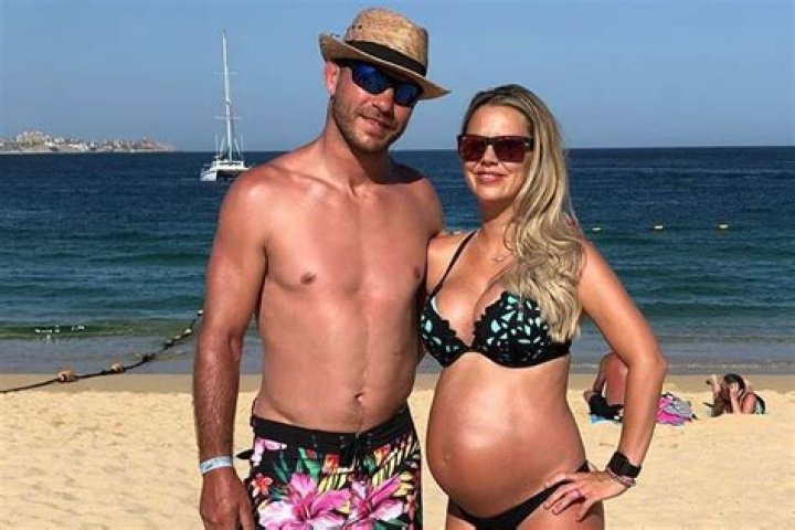 
Donald Cerrone is not Married to Wife. Dating Girlfriend: Lindsay Sheffield 