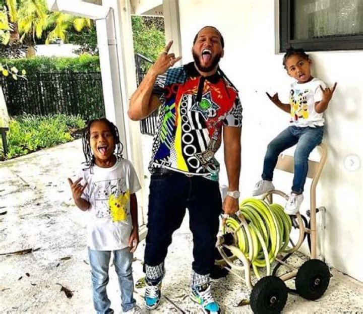 
El Alfa is Married to Wife: Alba Rose. Kids 