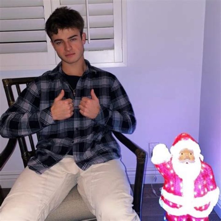 Elijah Wilkinson Height, Weight, Net Worth, Age, Birthday, Wikipedia, Who, Nationality, Biography