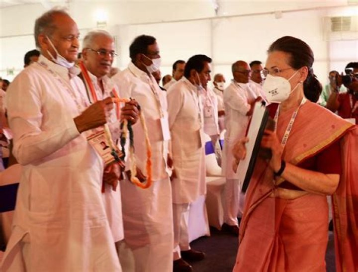 
Gehlot meets Sonia ahead of Cong president’s poll notification 
