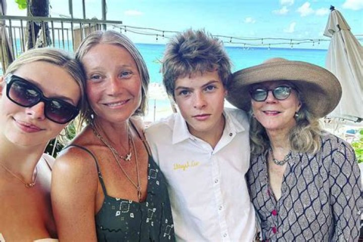 
Gwyneth Paltrow Poses with Her 2 Kids and Mom Blythe Danner on New Year’s Tropical Getaway 