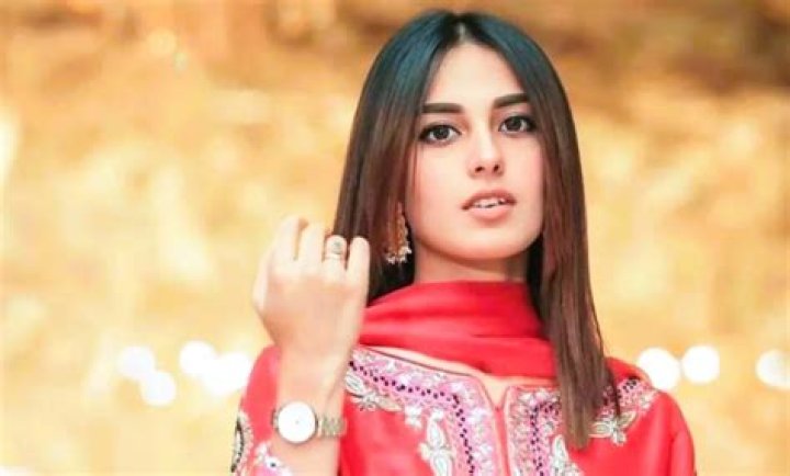 Iqra Aziz Height, Weight, Net Worth, Age, Birthday, Wikipedia, Who, Nationality, Biography