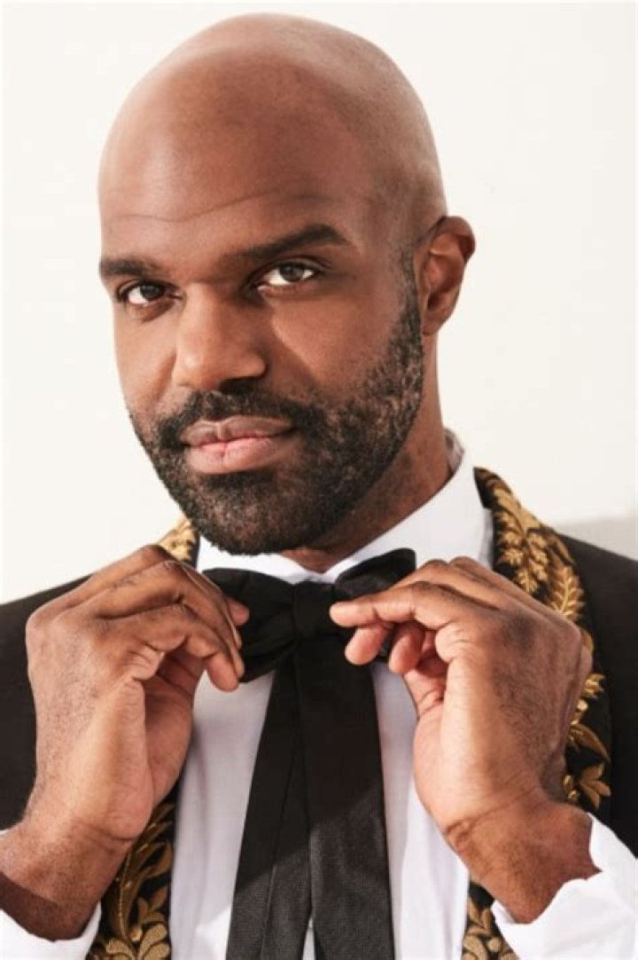 
Is Carl Clemons-Hopkins Married to a wife? Or Dating a Girlfriend? 