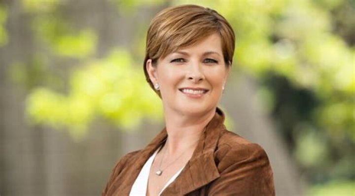 
Is Diana Swain Married? Her Husband, Family, Salary and Wiki 