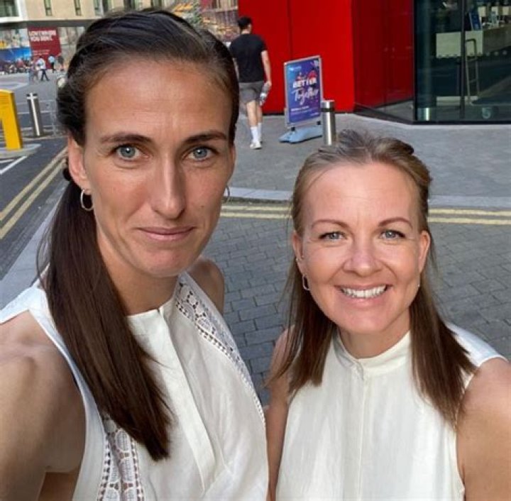 
Is Jill Scott Married To His Fiance Shelley Unitt? Relationship Timeline And Dating History 