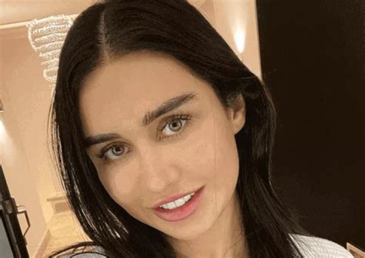 
Is Joselyn Cano Married? Her Bio, Age, Husband, Net worth and Wikipedia 