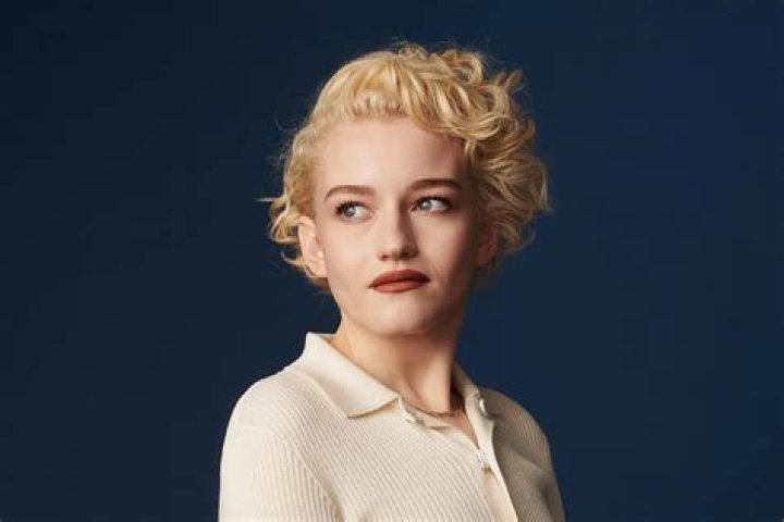 
Is Julia Garner Gay? Get More Information! 
