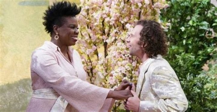 
Is Kyle Mooney married to wife? Or Dating a Girlfriend? 