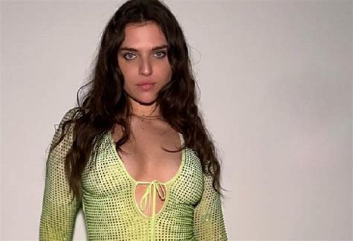 
Is Mae Muller Transgender? Sexuality Wikipedia Bio And Net Worth 