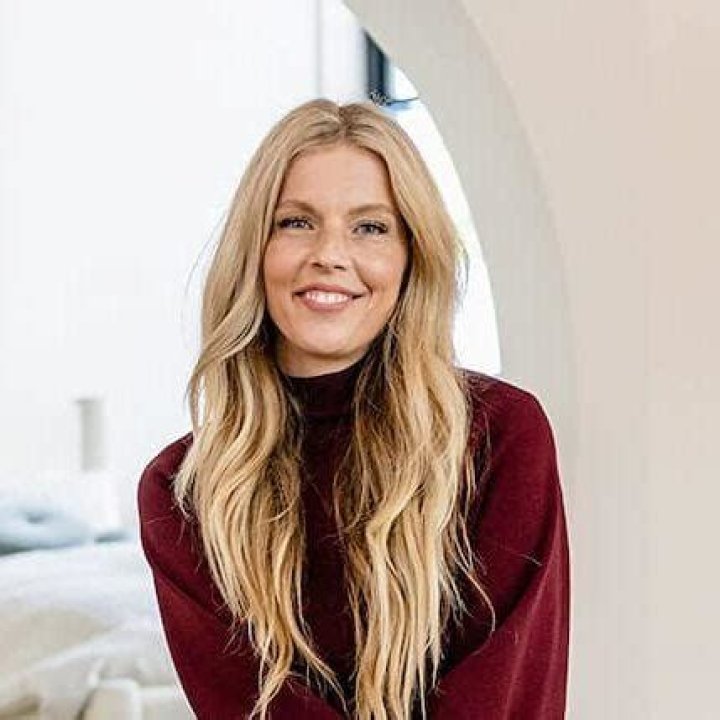 Is Sarah Sherman Gay? Age, Height, Net Worth