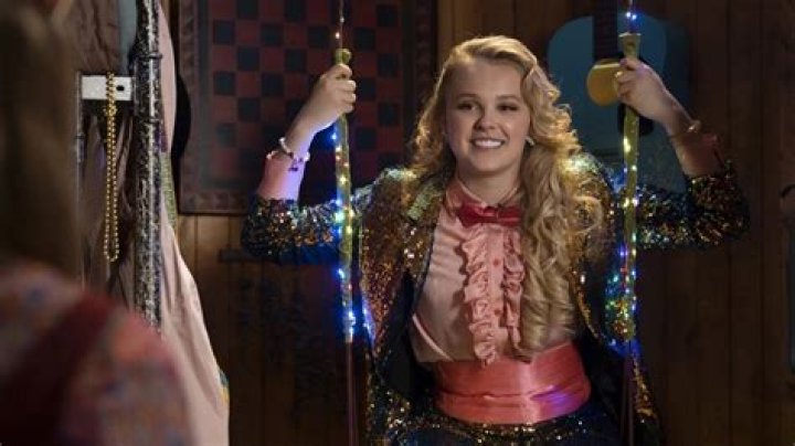 
JoJo Siwa Dishes on ‘HSMTMTS’ Season 3 Debut and Playing a Queer Character 