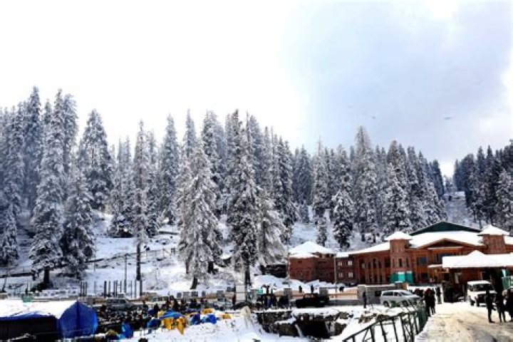 
Kashmir gets season’s first snowfall in Gulmarg 