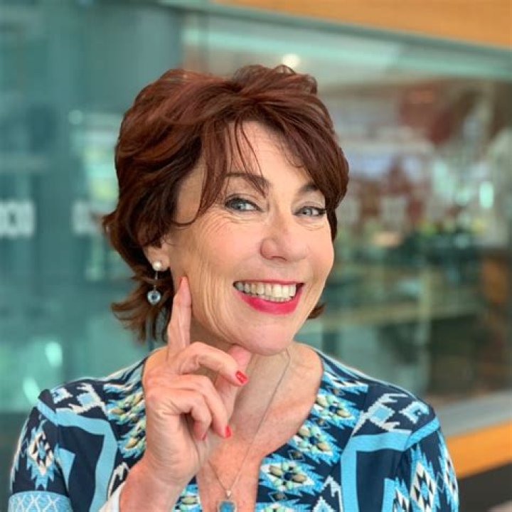 Kathy Lette Height, Weight, Net Worth, Age, Birthday, Wikipedia, Who, Instagram, Biography