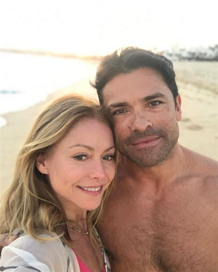 
Kelly Ripa Dispels Rumour She Almost Died Having Sex With Husband Mark Consuelos 