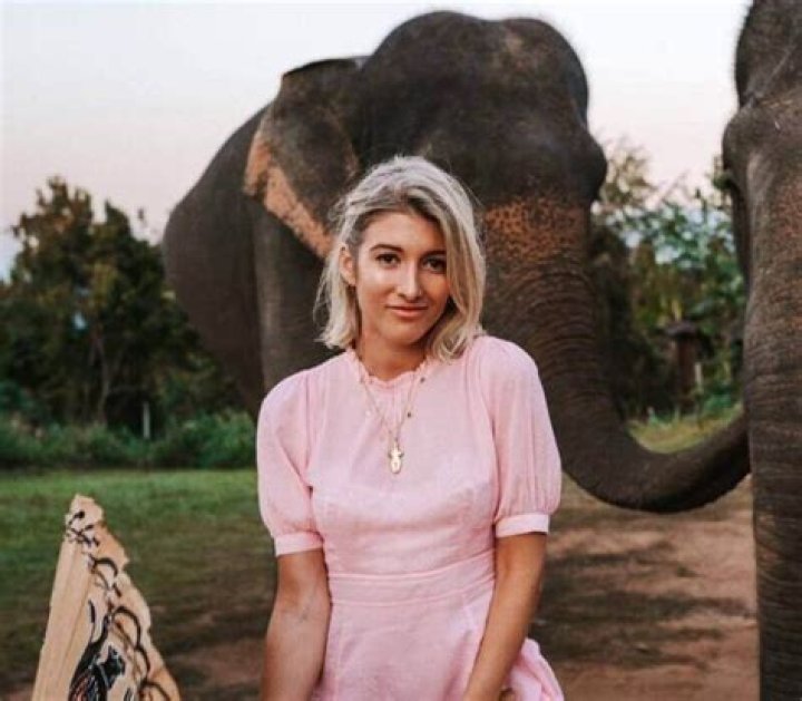 
Lauren Bullen Height, Weight, Net Worth, Age, Birthday, Wikipedia, Who, Nationality, Biography 