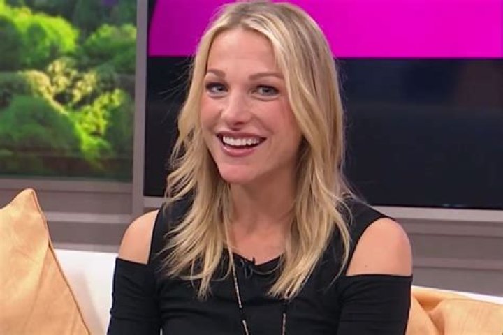 
Lindsay Czarniak Uses Acupuncture, Aromatherapy to Recover from ‘Frustrating’ Bout with Long COVID 