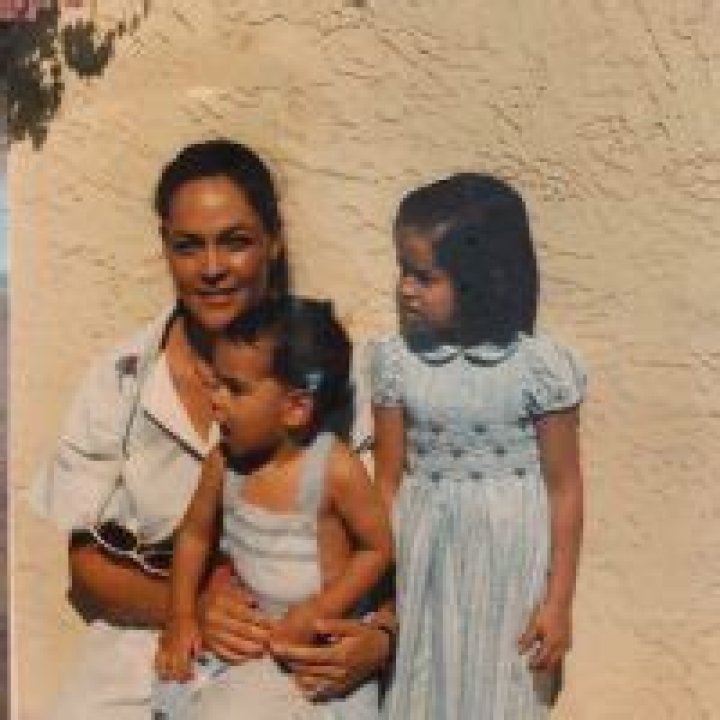 
Mariel Molino two Colored Eyes and Family Background 