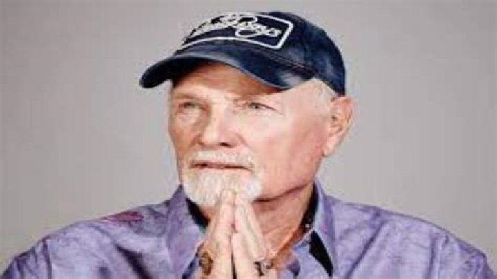 Mike Love Height, Weight, Net Worth, Age, Birthday, Wikipedia, Who, Instagram, Biography