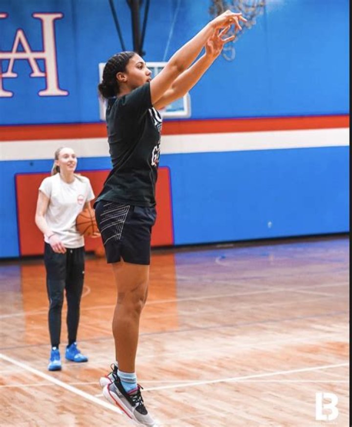 Nadia Azzi Height, Weight, Net Worth, Age, Wiki, Who, Instagram, Biography