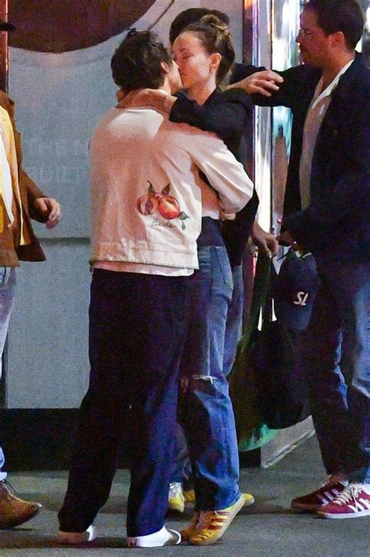 
Olivia Wilde and Harry Styles Spotted Kissing Ahead of ‘Don’t Worry Darling’ Theater Debut 