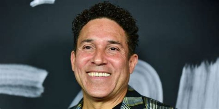 
Oscar Nunez’s Biography: Wife, Net Worth, Height, Gay Rumors 