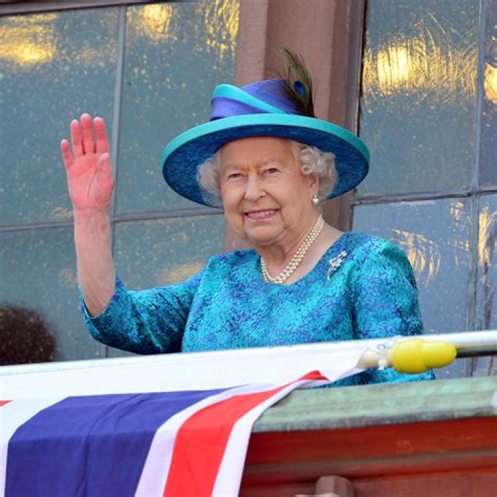 
Photographer Shares Queen Elizabeth’s ‘Amazing Twist’ to Avoid Having Her Hands in Pictures 