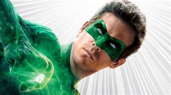 
Ryan Reynolds Warns Away Fan From Green Lantern 