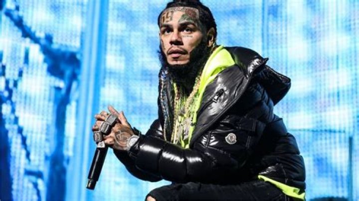 
Surveillance footage shows attackers entering La Fitness gym moments before 6ix9ine getting jumped 