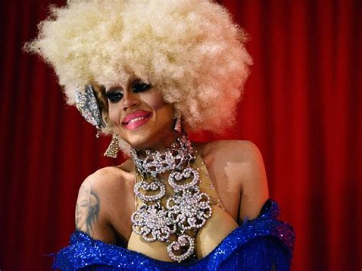 
VIDEO: Young Child Tips Drag Queen with Exposed Fake Breasts at Michigan Bar 