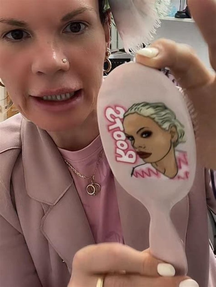 Who Is Chelsealeeart On TikTok? Chelsea Lee Art Hairbrush Net Worth