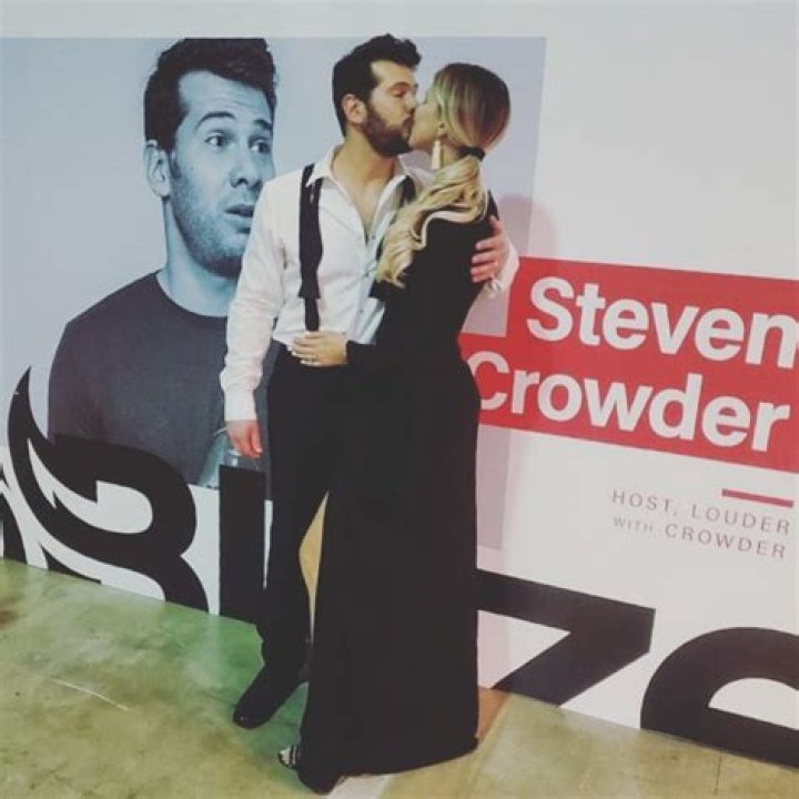
Youtuber’s Steven Crowder Wiki: Wife Hilary Crowder, Net Worth, Fox News, Body, Religion, Parents 
