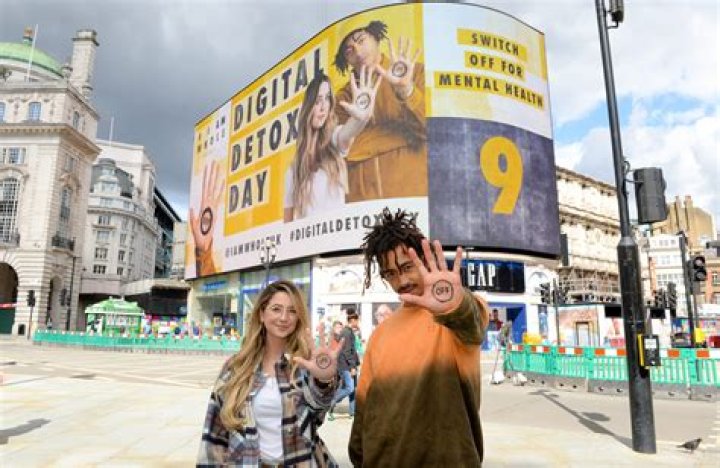 Zoe Sugg Height, Weight, Net Worth, Age, Birthday, Wikipedia, Who, Nationality, Biography